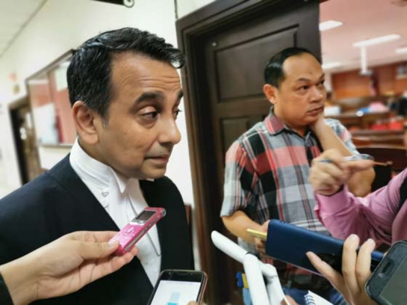 国油公司首席律师拿督马力英迪亚在法庭外向媒体发表谈话。