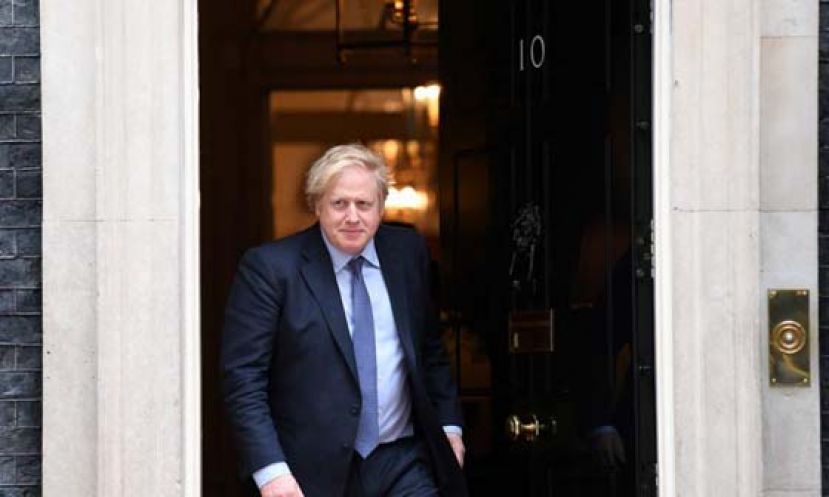 约翰逊说，除了禁止销售新汽油车和柴油车，英国政府还考虑停止销售混合动力汽车。