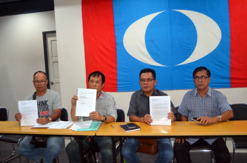 多玛斯拉查（左二）与其他居民组织代表表达反对在乌鲁尼麻地区推行的森林生态及旅游计划的立场。 