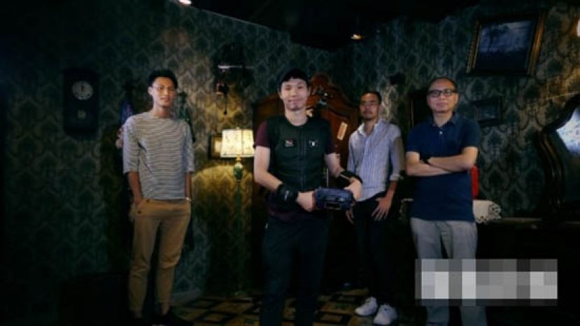 XR密室体验馆XR Dom一手一脚由香港本地团队研发，以惊栗故事包装，创办人兼行政总裁冯耀东（Tony）（左二）还坚持要加入本土元素。