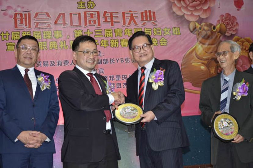 张健仁（左2）颁发长期服务证书予拿督吴标生博士。左为拿督黄良杰，右为沈楚南。