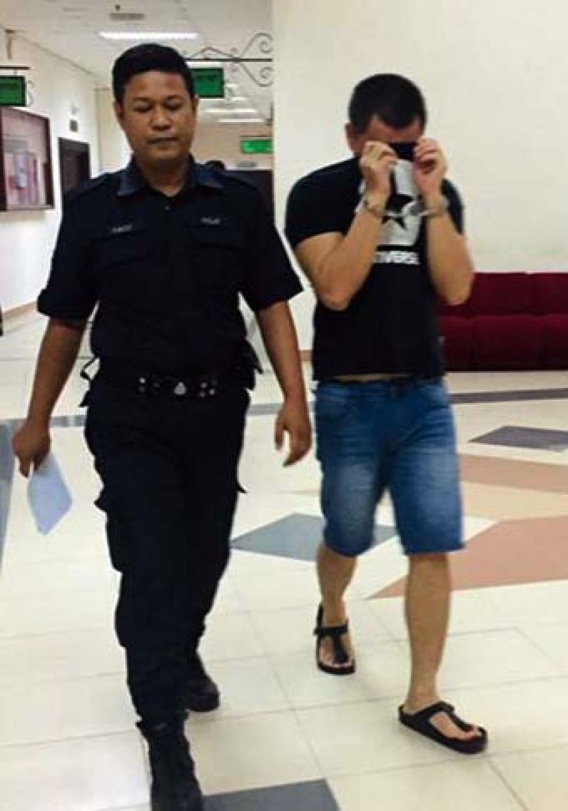 收了钱却不开工的承包商在面对判决后避免镜头时摄。