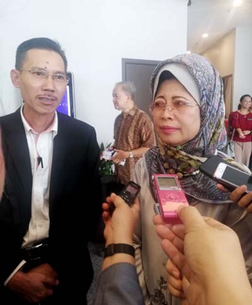 砂福利、社会和谐、妇女、家庭与学前教育发展部部长拿督斯里法蒂玛陈赛明（右）披露，古晋福利部老人院重建工程，基于承包商无法在3年内竣工，因此公共工程局取消承包商合约。