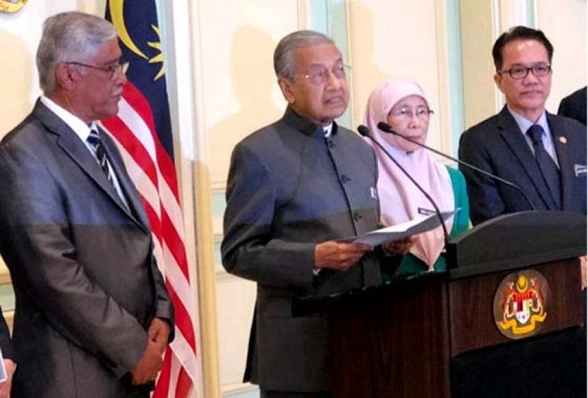 首相敦马哈迪(左二)在主持内阁反贪特别委员会会议后，召开新闻发布会。其右为副首相拿督斯里旺阿兹莎、首相署部长拿督刘伟强(右一)和国家监管、廉正与反贪中心主席丹斯里阿布卡欣(左一)。