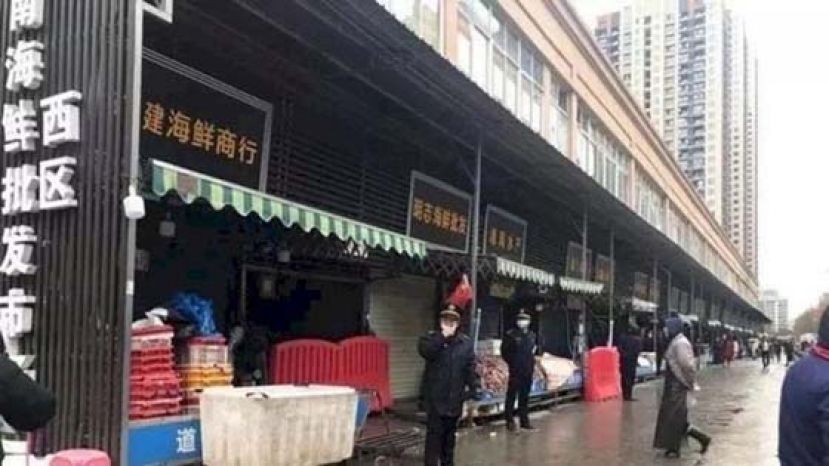 中国湖北武汉日前爆发多人感染不明原因的肺炎。