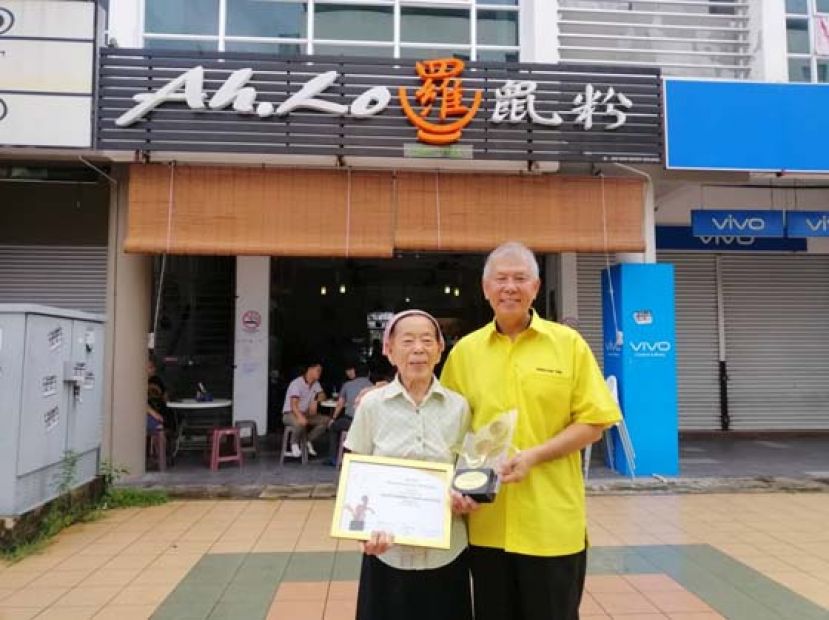 高龄80岁的杨宜芳(左)与陈超耀助理部长分享得奖喜悦。