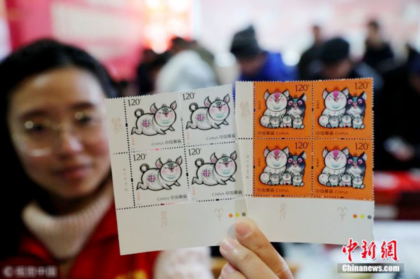 图示：浙江宁波工作人员展示《己亥年》特种邮票。