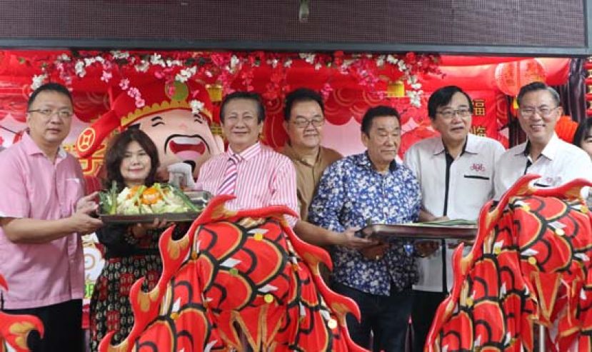 古晋中华小学第二校新春联欢会，校董们接下采青福品。左起为蔡文铎、张丽萍、拿督王长福、田松茂、黄张金发、郑文发及张光福。