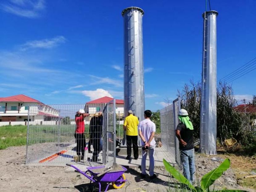 拿督陈超耀进入工地向员工们了解详情。