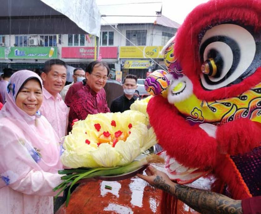 联邦房屋与地方政府部长祖莱达（左起）、巴都林当区州议员施志豪及联邦工程部长巴鲁比安共接瑞狮福品时摄。