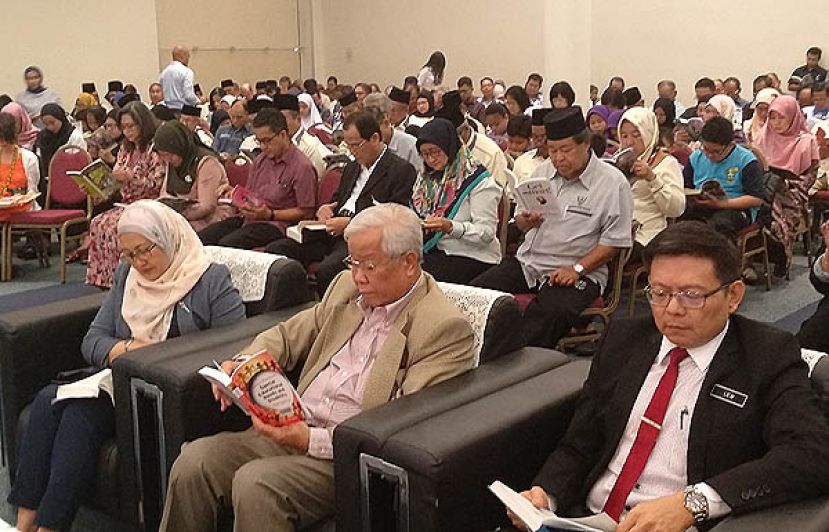 砂图书馆&ldquo;一起阅读10分钟&rdquo;运动上，前排左起为州图书馆首席执行员拉茜达、部长拿督斯里麦哥玛因和砂教育局学术组华文科助理厅长刘宥強聚精会神在阅读。