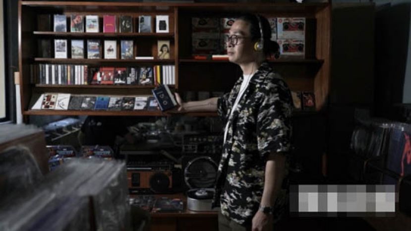 阿龙是唱片店Analog Dept. Records的店主，从事这行业25年。