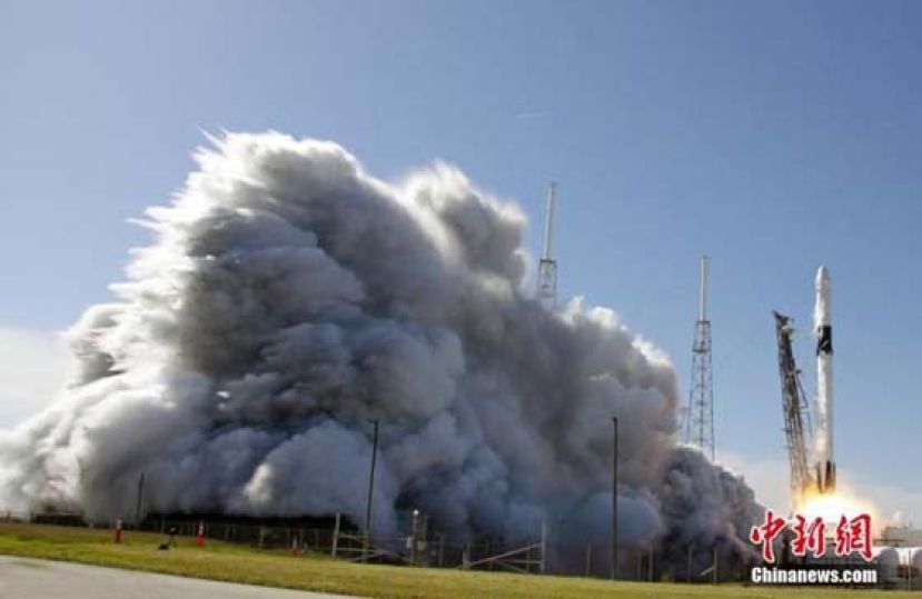 当地时间2019年12月5日，美国佛州卡纳维拉尔角空军基地，SpaceX猎鹰9号火箭搭载龙飞船发射升空，该飞船携带了近6000磅(约2722公斤)的补给物资和研究材料。