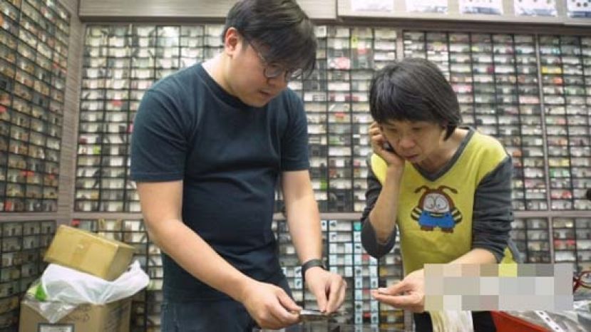 现时很少年轻一辈会注重钮扣，愿意亲身到店铺买钮缝制服饰，所以阿信（左）的顾客都以老一辈为主。