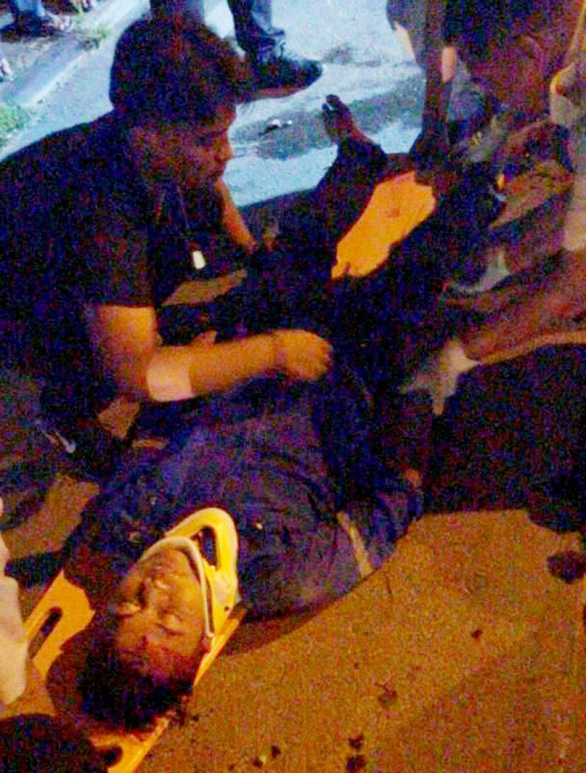 男骑士奄奄一息躺在路面。