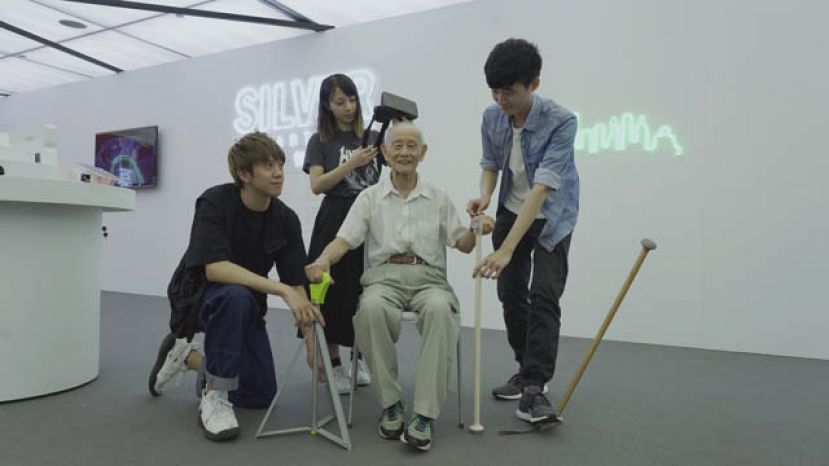 今年HKDI毕业展，其中一部份以Young Old为主题，美观好看的柺杖，与孙儿同乐的VR游戏，欢迎来玩。