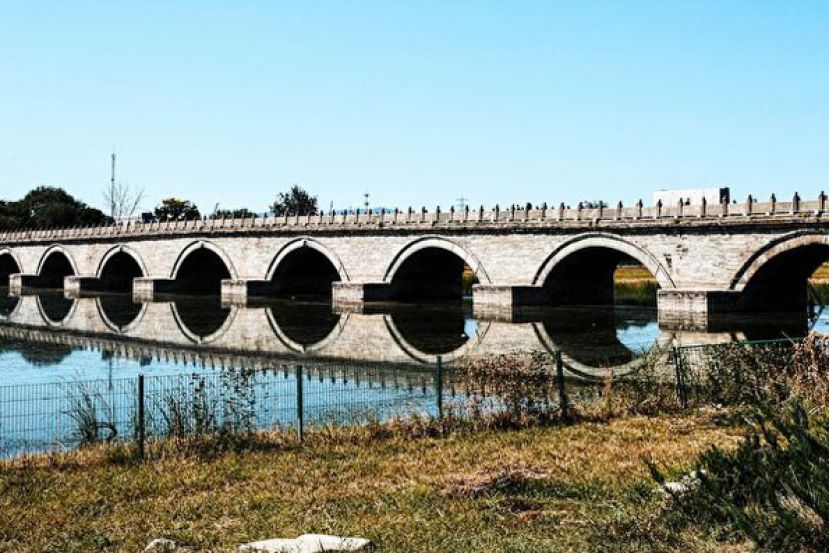 图示：北京卢沟桥是华北最长的古石桥，结构坚固、工艺高超。