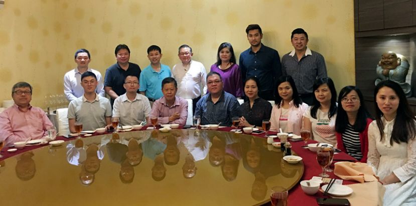 中友会会长拿督黄国辉（坐者左五）设宴款待各校代表，（坐者左一）为中友会副会长许庆喜、（左四）为中友会副会长拿督陈日枝及（坐者右五）为中国驻古晋总领馆蒋盈领事。