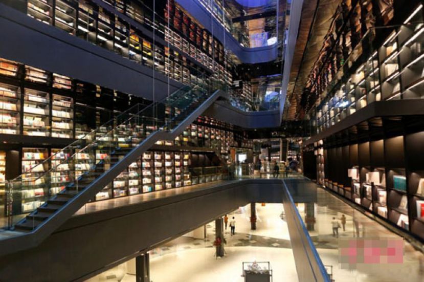 西安梦幻玻璃书墙走红  长240米高18米藏书超38万