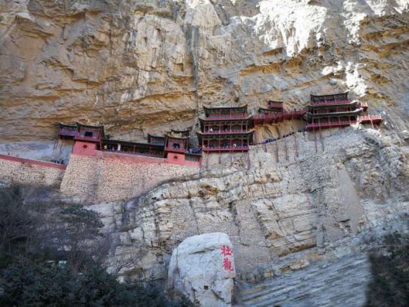 图示：悬空寺始建于北魏晚期（公元417至523年），全寺距地面高约50米，是世界上现存建在悬崖绝壁上最早的木结构建筑群。