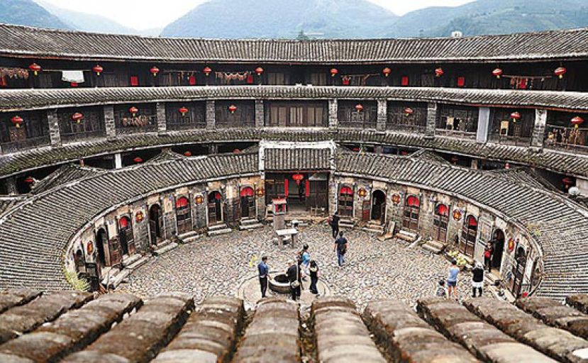 图示：登上漳州绳武楼3楼俯拍，能饱览整座土楼，相当壮观。