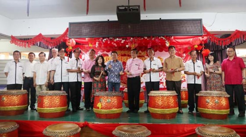 古晋中华小学校董会执行顾问黄张金发（左9）移交24节令鼓给主席拿督王长福。左起为监学李河龙、副主席蓝里安、视察周天龙、副秘书林光钟、副主席郑文发、副主席梁柏就、署理主席蔡文铎、二小校长张丽萍；右起为校董陈家福、副财政罗绍凤、副主席黄云华、秘书长田松茂及副主席张光福。