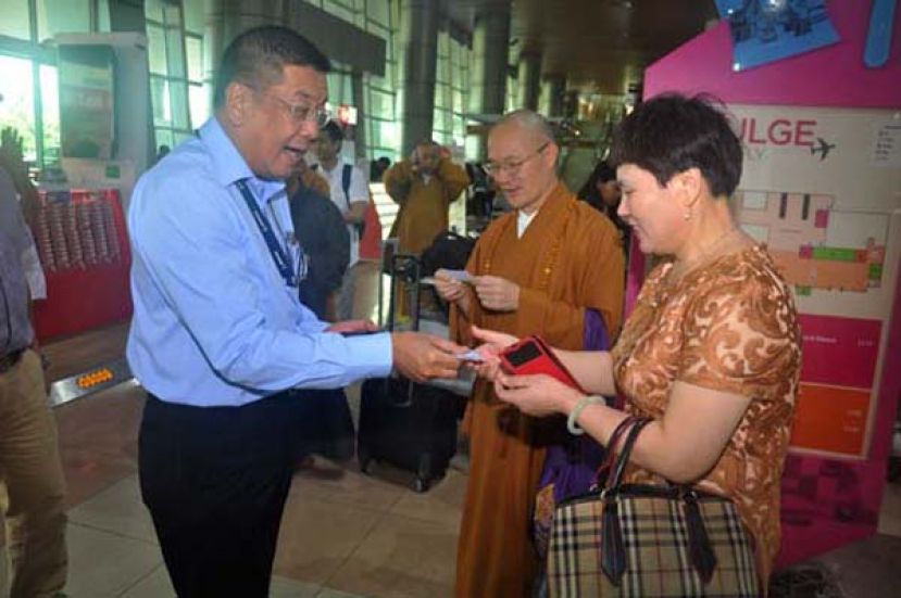 团长本性禅师（中）与副团长福建日报东南网海外部主任王艳玲（右）抵步时，受到拿督黄良杰的迎接。