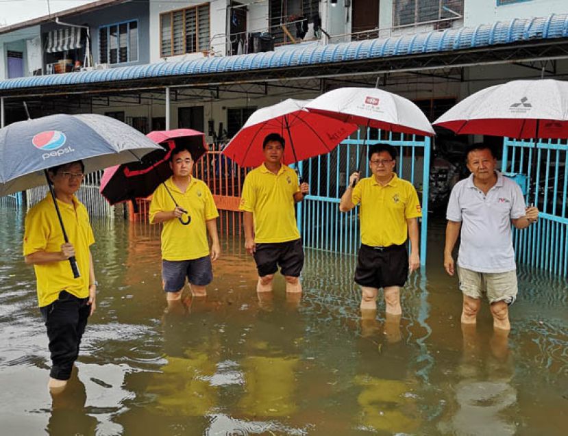布律克路第6巷水深2尺，影响居民出入。