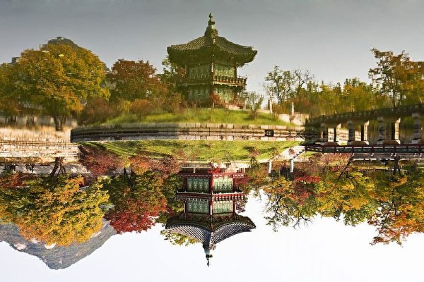紫禁城亭台楼影，故国分明秋水中。