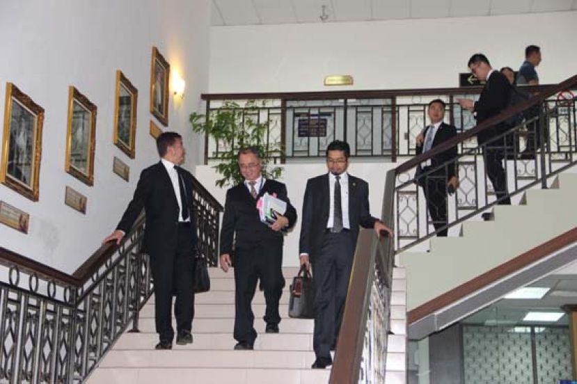 砂政府律政团队在休庭后准备离开法庭。