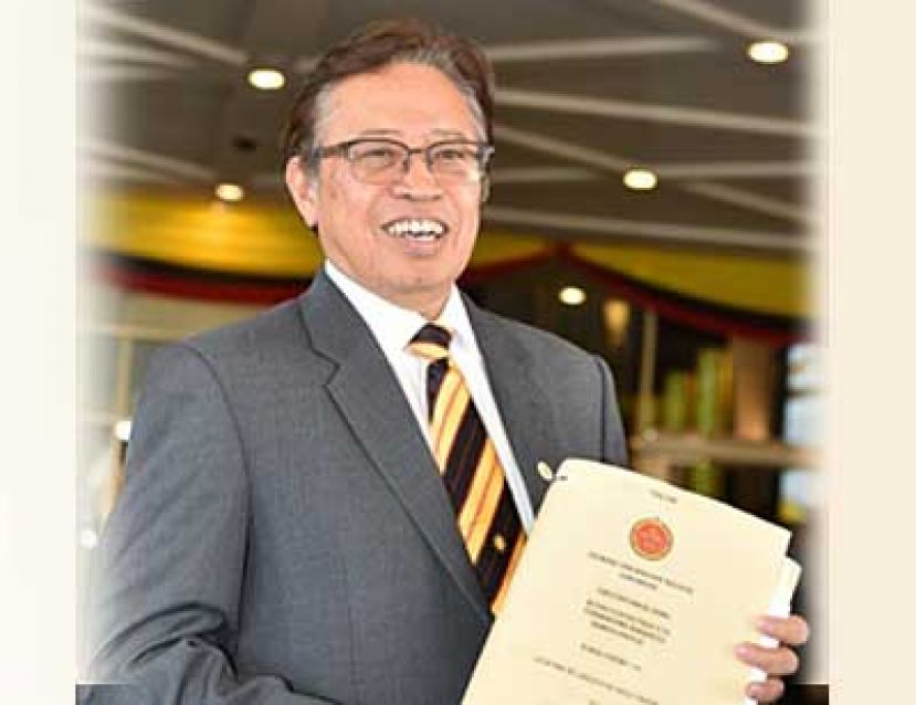  图：阿邦佐哈里展示砂2019年财政预算案。