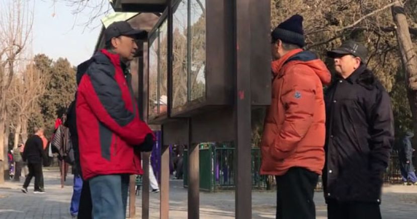 北京&ldquo;相亲角&rdquo;：爹妈齐&ldquo;上阵&rdquo; 京户、本科最低门槛