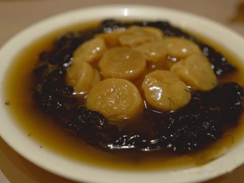 图示：家全七福的&ldquo;发财瑶柱甫&rdquo;，将炸过的蒜子肉藏在瑶柱下，煨过的发菜围边，传统年菜的老好滋味。