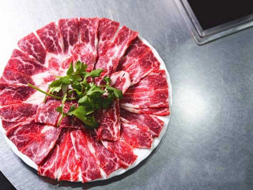 肥牛有分本地手切肥牛及澳洲和牛，后者较受年轻人欢迎。