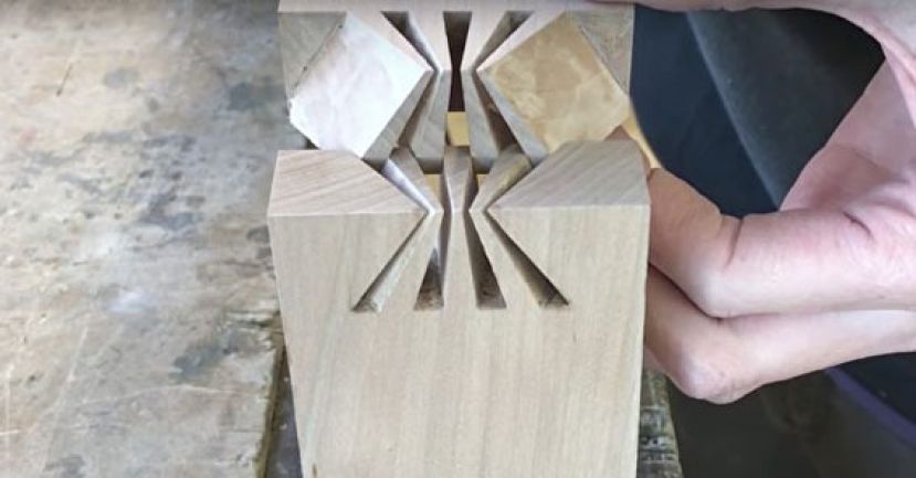 图示：找好角度，这两块木头就可以插接在一起，连结起来之后非常牢固。这就是榫卯结构。