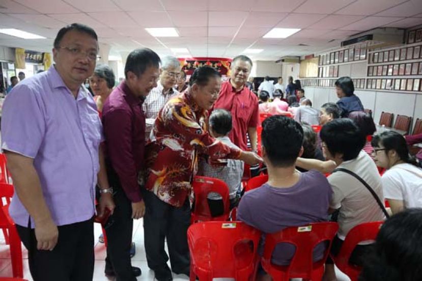 拿督杨昆贤（前左3）在众嘉宾陪同下分发红包给在场者。左起为马来西亚河总兼砂拉越河婆同乡会名誉会长蔡文铎、砂拉越河婆同乡会会长张添堡、名誉会长拿督斯里蔡展文及福利主任蔡易沩。