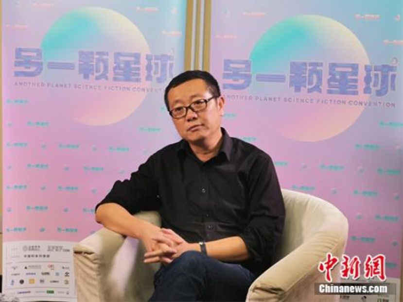 刘慈欣接受媒体群访。