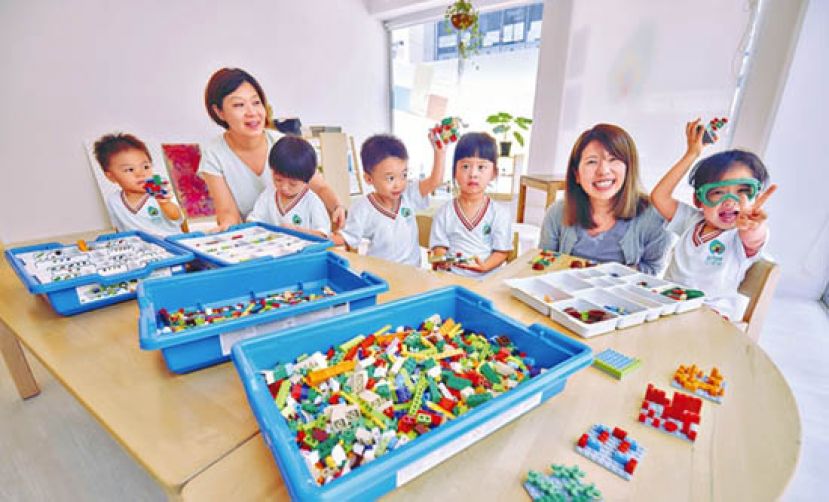 幼稚园校长兼创办人叶佩芝（左二）认为，玩积木时间，小朋友既专心又兴奋。