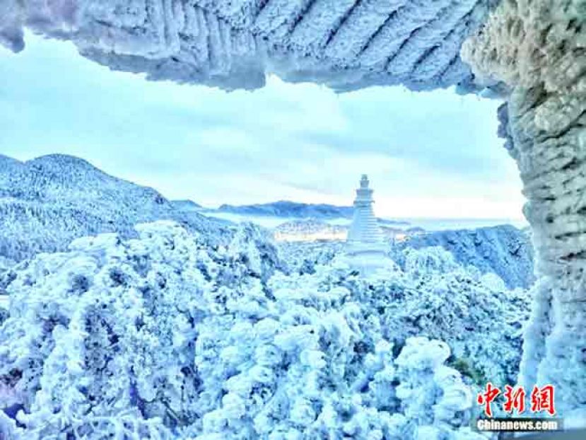 图示：皑皑白雪，将庐山变幻成一座童话世界。