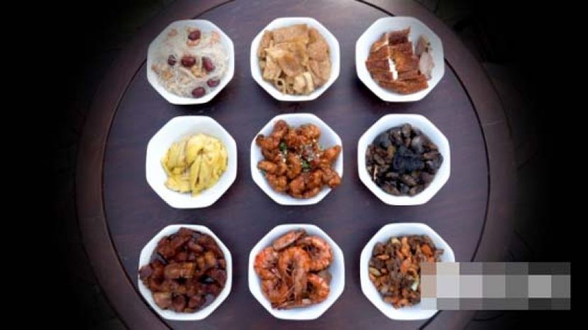 以前每逢围村有喜庆事，结婚、新屋入伙、生日、点丁灯，就会煮九大簋宴请亲友。