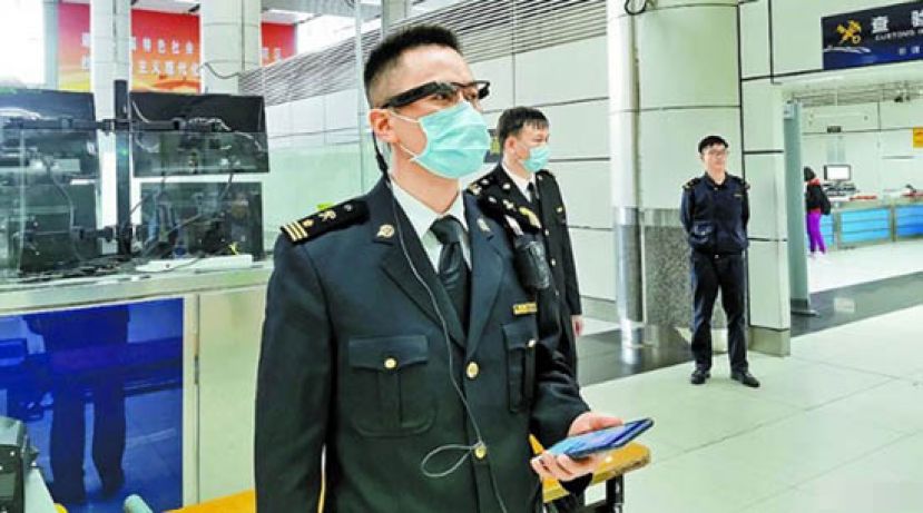 当值关员各戴着一副没有镜片的黑框眼镜。