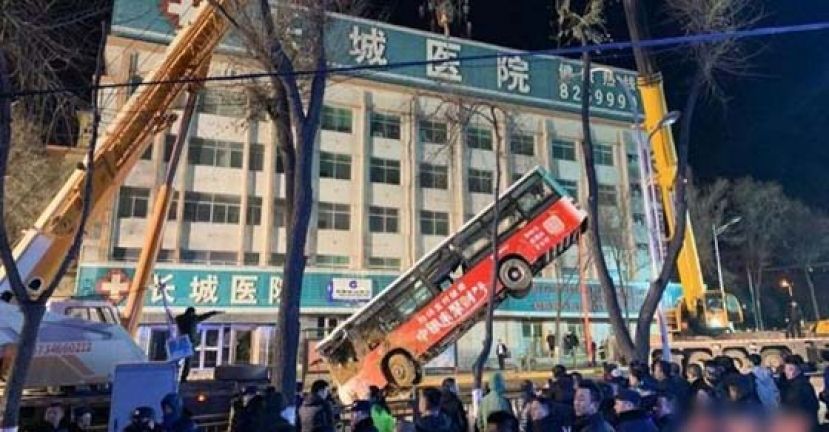 救援人员吊走涉事巴士。