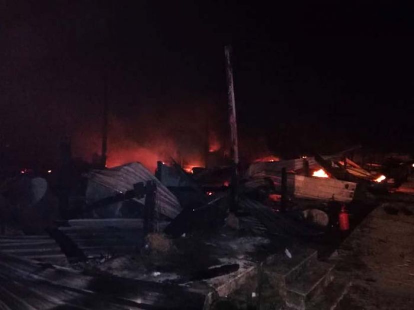 实兰高一座22个单位的长屋陷入火海，造成大约3百人无家可归。