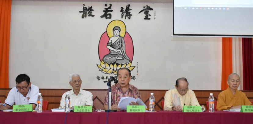 古晋佛教居士林常年林友大会，主席台一瞥，左起财政蔡金纯、秘书长方志浩、林长蔡明田、副林长姚双顺、副林长释学琳法师。