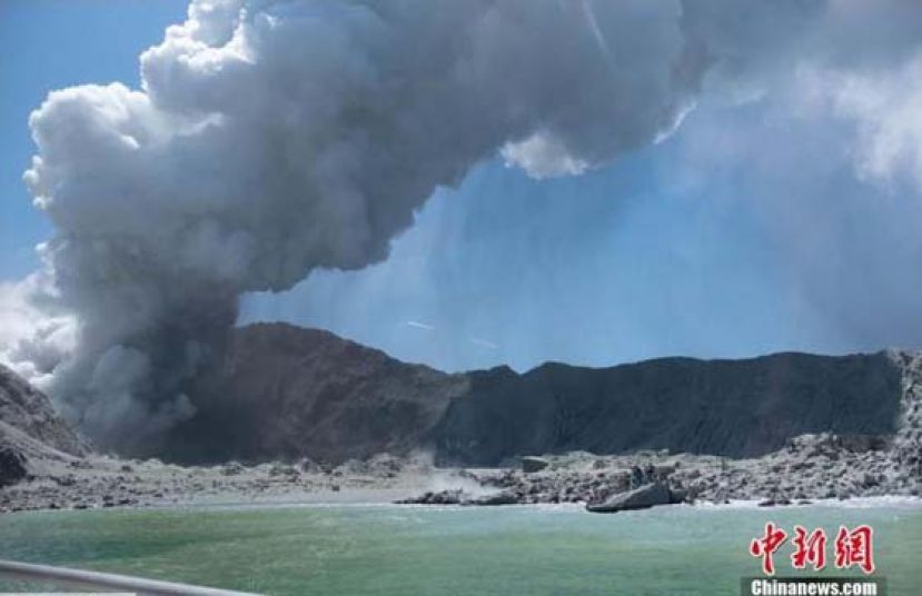 当地时间2019年12月9日，新西兰丰盛湾怀特岛火山爆发，火山灰直冲云霄。据悉，怀特岛火山是新西兰最活跃的活火山。据估计，每年有1万人上该岛参观，每天都有组织上岛的轮渡。
