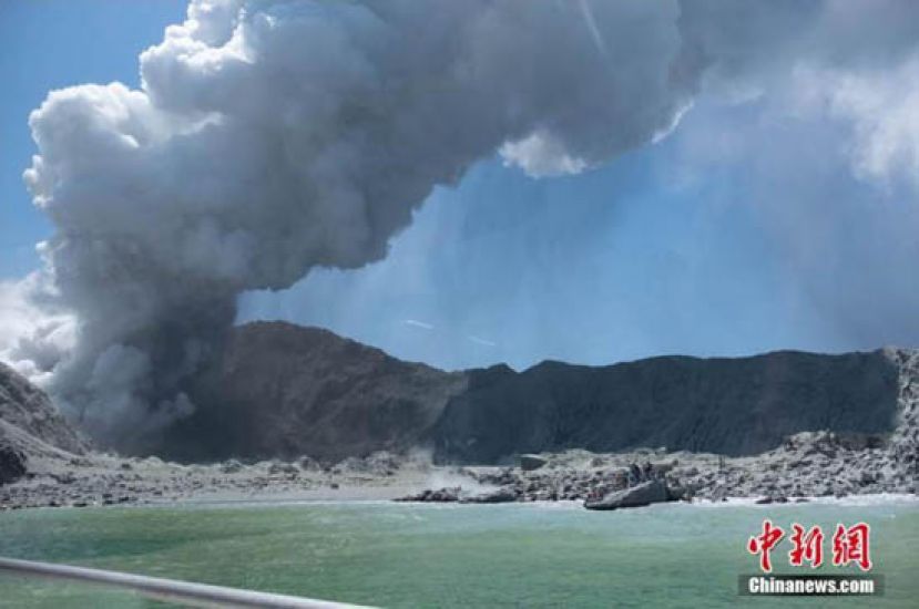 当地时间12月9日，新西兰丰盛湾怀特岛火山爆发，火山灰直冲云霄。