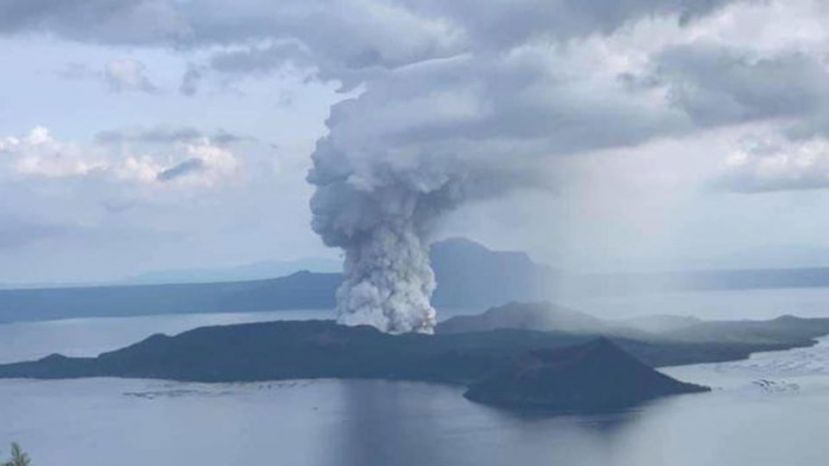 菲律宾塔阿尔火山发生潜水爆发。