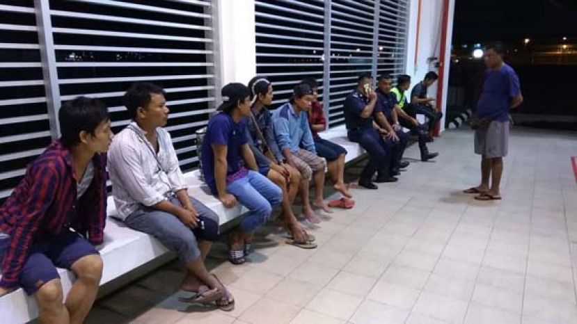 目击悲剧的众缅甸籍客工焦急等候当局的进一步指示。