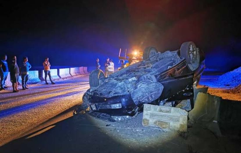 丹尼斯州议员的豪华四驱车失控撞毁，四轮朝天翻覆。