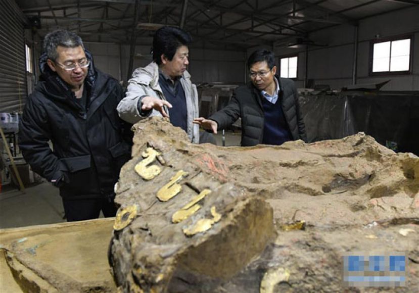 图示：河北省文物研究所行唐故郡遗址考古项目负责人张春长研究员（右）与考古领队齐瑞普副研究员（左）在位于河北行唐的考古实验室内同专家谈论发掘保护细节。